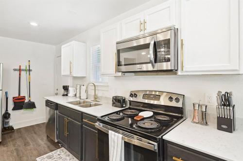 Heart of Dallas 2-BD Yard in Bishop Arts in Dallas, USA