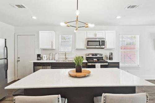 Heart of Dallas 2-BD Yard in Bishop Arts in Dallas, USA