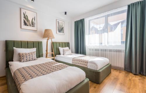 1 queen bed, 3 sofa beds