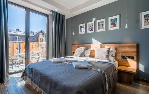 1 queen bed, 1 sofa bed