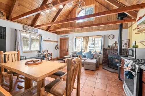 Cabin Comfort - Walk to Ski Shuttle with Private Hot Tub & Sauna! in Big Bear Lake, USA
