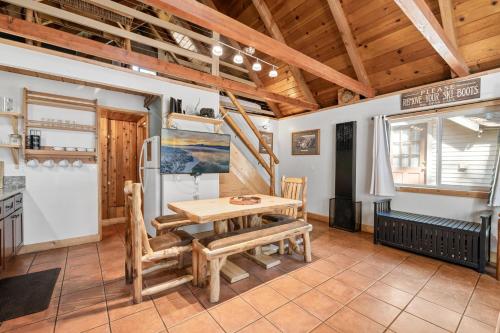 Cabin Comfort - Walk to Ski Shuttle with Private Hot Tub & Sauna! in Big Bear Lake, USA
