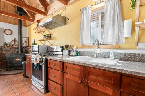 Cabin Comfort - Walk to Ski Shuttle with Private Hot Tub & Sauna! in Big Bear Lake, USA