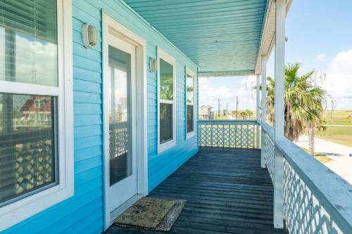 Casita at the Pass - Cute Beach Getaway Filtered Views of Gulf and Bay! - image 9
