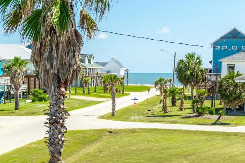 Casita at the Pass - Cute Beach Getaway Filtered Views of Gulf and Bay! - image 10