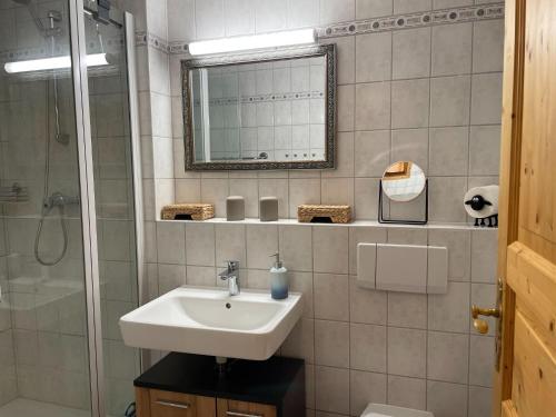 Vannituba, Krusenhagen Apartment with Garden in Gross Stromkendorf