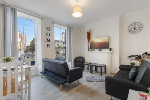 Cozy City Retreat with 4 bedrooms for up to 10 guests