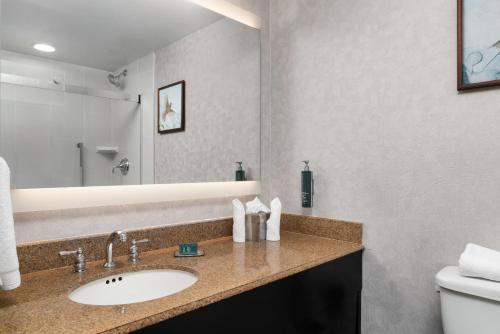DoubleTree by Hilton Bradley International Airport - image 6