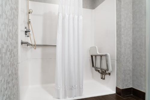 DoubleTree by Hilton Bradley International Airport - image 10