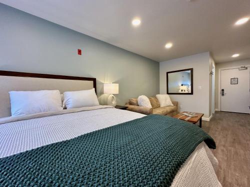 The Suites & Next Door Studio - 3 Room Condo, Sleeps 10, Bus Route in Killington, USA