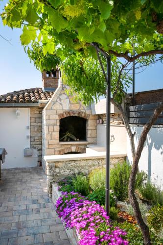 Dārzs, Quaint Farmhouse in Krmed with Garden in Krmed