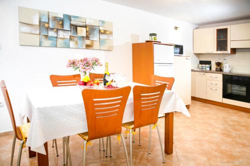 virtuve, Quaint Farmhouse in Krmed with Garden in Krmed
