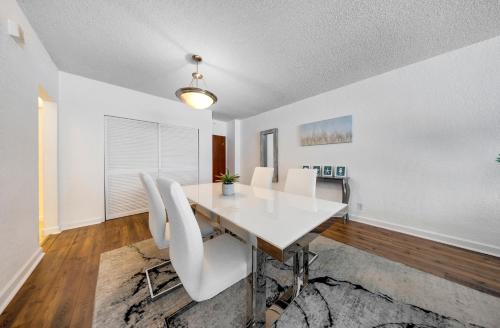 Oceanfront Luxury Condo with Stunning Views and Resort Amenities in Hollywood, USA