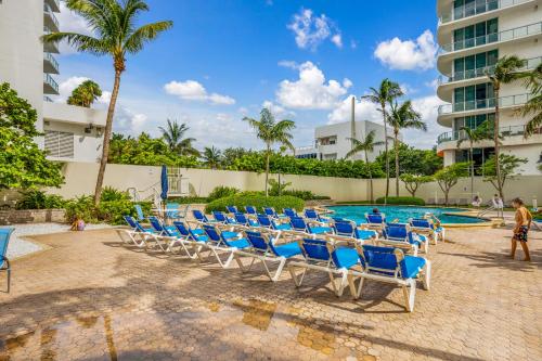 Oceanfront Luxury Condo with Stunning Views and Resort Amenities in Hollywood, USA