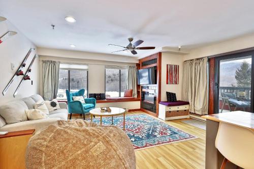 Mountain Views at Mt Green 2BR-2BA, Shuttle, Discounted Lifts, Pool, Hot Tub and More! in Killington, USA