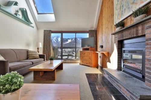 Loft, Top-Floor Mountain View 2BR-2BA at Mountain Green, Pool, Hot Tub, Shuttle, Killington (photo 7)