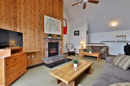 Loft, Top-Floor Mountain View 2BR-2BA at Mountain Green, Pool, Hot Tub, Shuttle, Killington (photo 9)