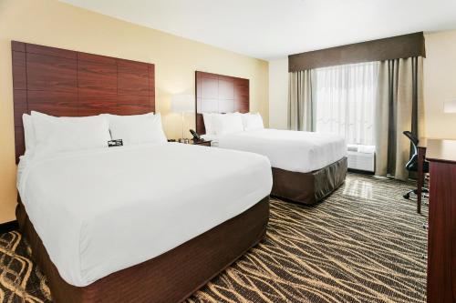 2 queen beds
