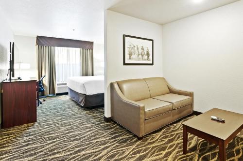 1 king bed, 1 sofa bed