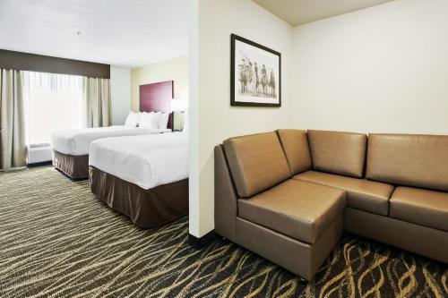 2 queen beds, 1 sofa bed