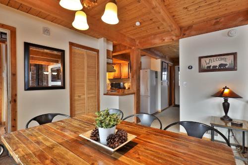 Killington Cabin - Right Unit - Sleeps 10 in 4 BR, 2 BA Cozy Escape in Killington, USA