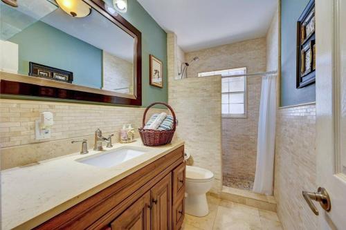3 Min from Beach, with Hot tub and Backyard Oasis! in Boynton Beach, USA