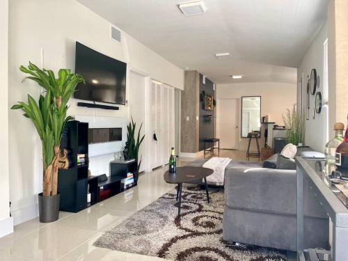 Modern Home w Jacuzzi Near Wynwood-Design District-MIA Airport in Miami, USA