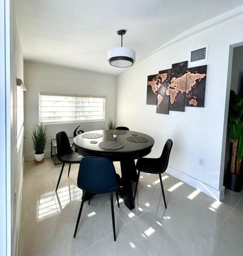 Modern Home w Jacuzzi Near Wynwood-Design District-MIA Airport in Miami, USA
