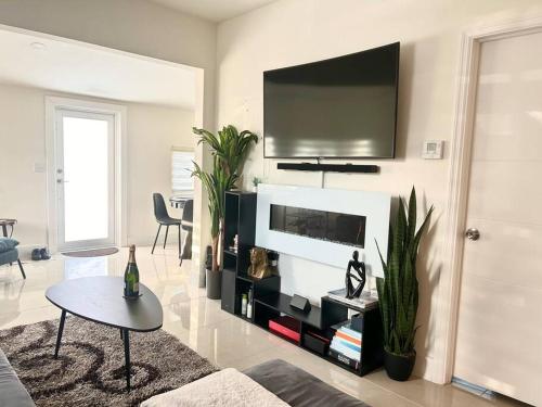 Modern Home w Jacuzzi Near Wynwood-Design District-MIA Airport in Miami, USA