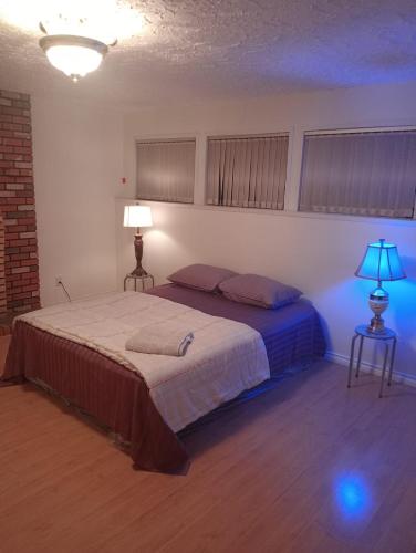 Year End Sale- Cheap & Deluxe Room Near Surrey Mall in Surrey, Canada