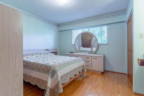 Year End Sale- Cheap & Deluxe Room Near Surrey Mall in Surrey, Canada