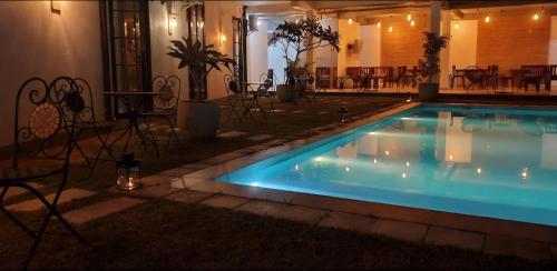 Double Room with Pool View image 2