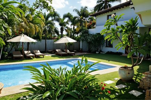 Double Room with Pool View image 6