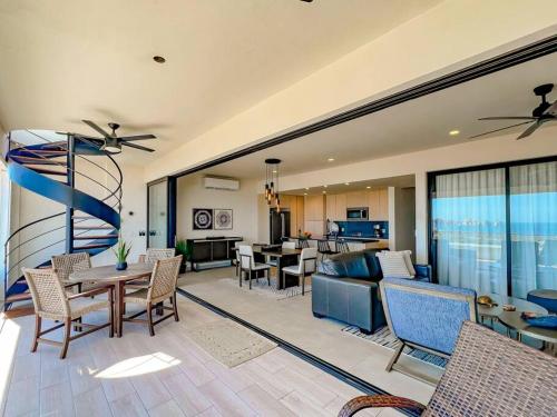 Private rooftop with an ocean-view condominium in El Pueblito, Mexico