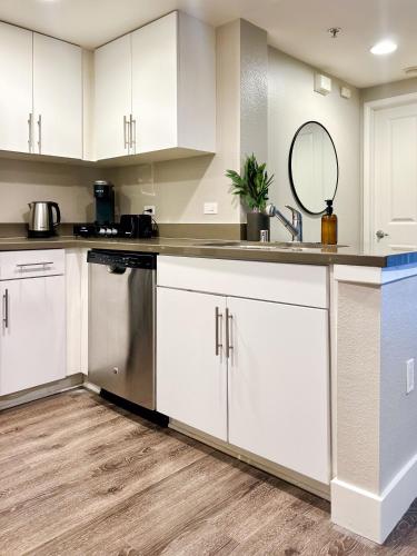 Stunning 2BD 2BTH Apt in Santa Monica! in Los Angeles, USA