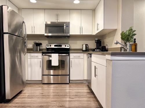 Stunning 2BD 2BTH Apt in Santa Monica! in Los Angeles, USA