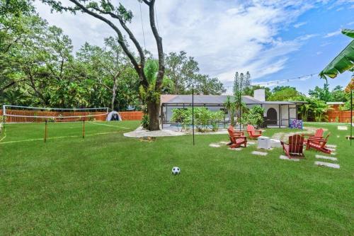 Backyard Games, Fire Pit, Heated Pool, Near Beach in Palm Harbor