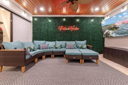 Backyard Games, Fire Pit, Heated Pool, Near Beach in Palm Harbor