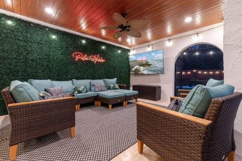 Backyard Games, Fire Pit, Heated Pool, Near Beach in Palm Harbor