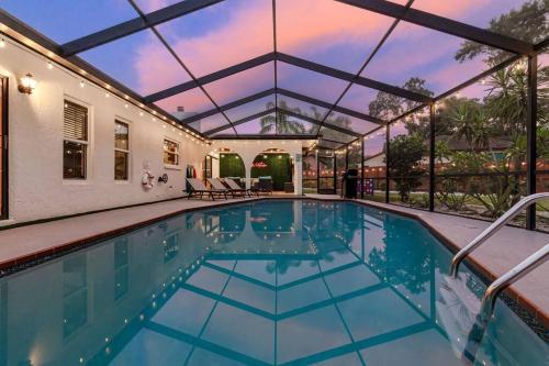 Backyard Games, Fire Pit, Heated Pool, Near Beach in Palm Harbor