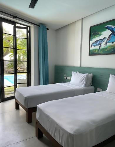 Double Room with Pool View image 8
