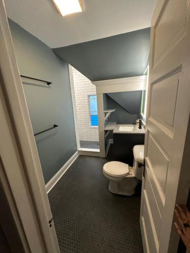 Bright, big family escape, W/parking, dogs welcome in Oak Park, USA