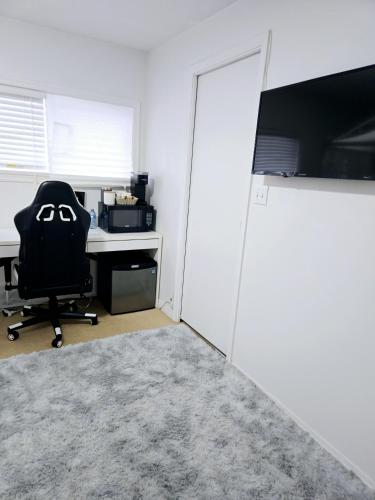 Charming Room With Attached Private Bath in the Heart of Vancouver! Private parking, Self Check-in & Just 4 mins to Metrotown! in Vancouver, Canada