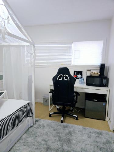 Lovely Cozy Room! with Attached Private Bath in the Heart of Vancouver! Private Parking & Self Check-in! in Vancouver, Canada