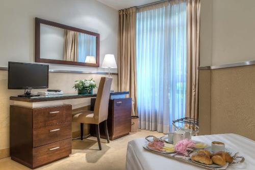 Mini Palace Hotel - image 11