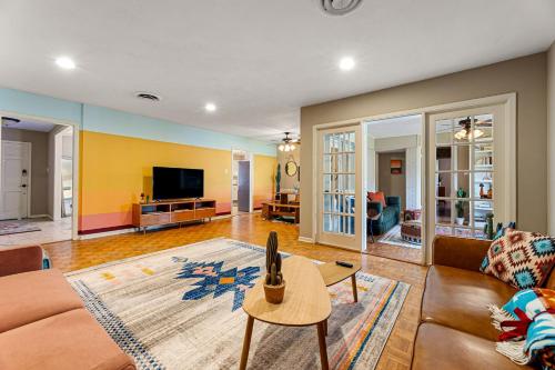1 Mile to Texas A&M & Kyle Field - 5BD with Pingpong Table, Firepit and parking for 8 cars! in College Station, USA