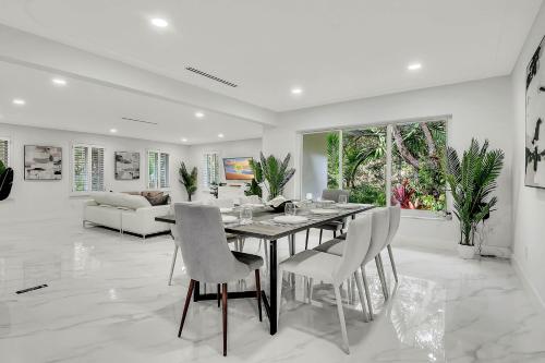Villa Oasis with Heated Pool,Sauna, BBQ and Pool Table in Pinecrest, USA