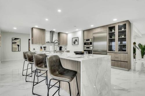 Villa Oasis with Heated Pool,Sauna, BBQ and Pool Table in Pinecrest, USA