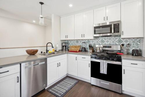 Entire Private 3-BR Home w Balcony Views 10-mins to SD Gaslamp, Downtown, Available Now in 納雄耐爾城