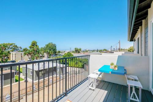 Entire Private 3-BR Home w Balcony Views 10-mins to SD Gaslamp, Downtown, Available Now in 納雄耐爾城